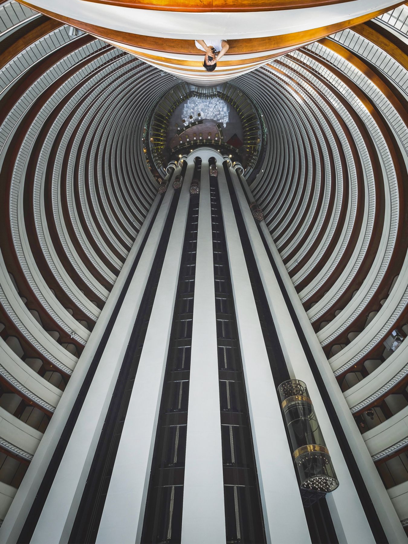 Constructed in the 1980s, Holiday Inn Singapore Atrium has a striking lobby that has drawn interest from local shutterbugs (Photography: Leslie Heng)