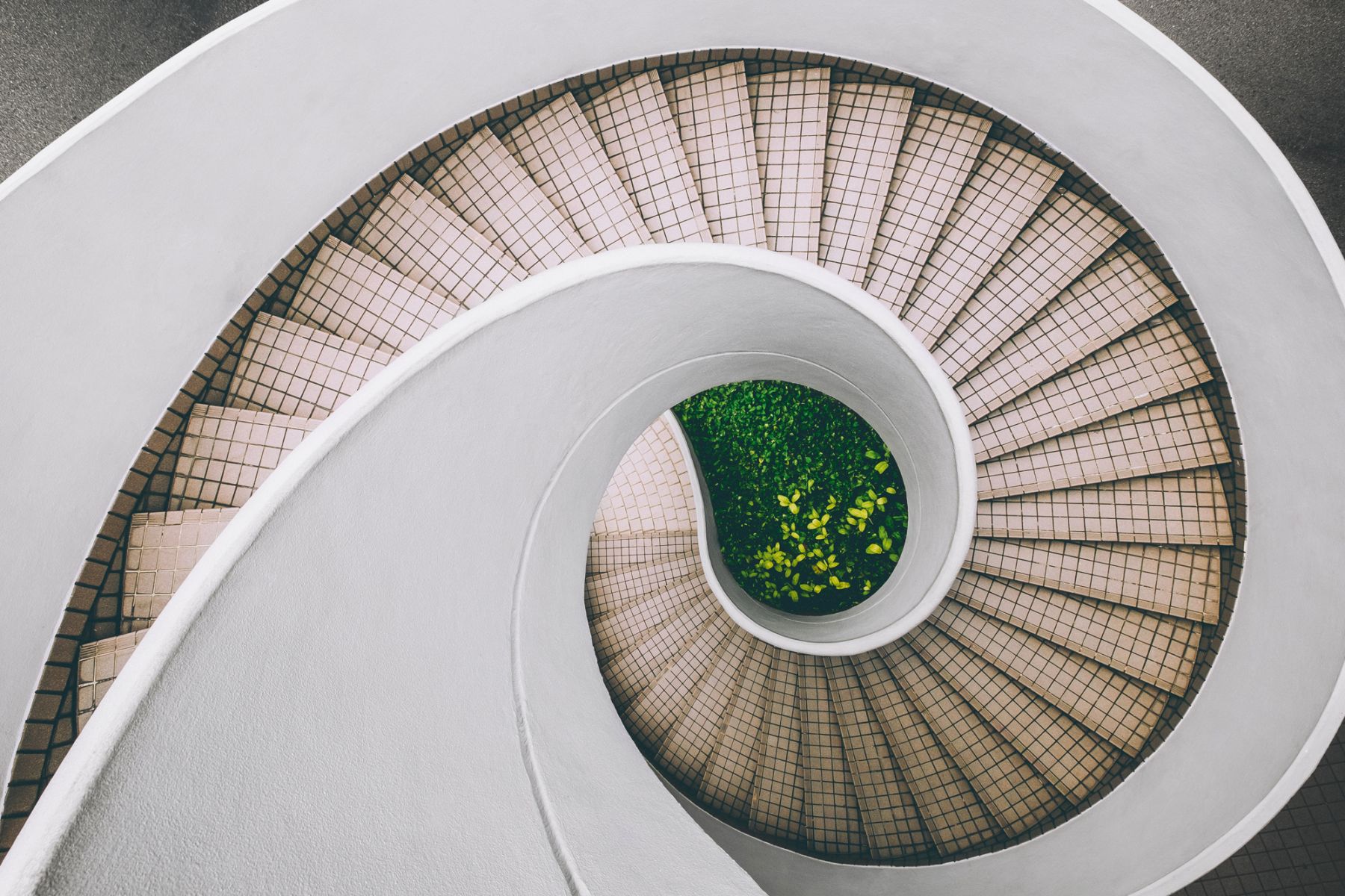 A spiral staircase in Marina Square, a complex designed by John Portman and completed in 1986 (Photography: Dan Freeman/Unsplash)