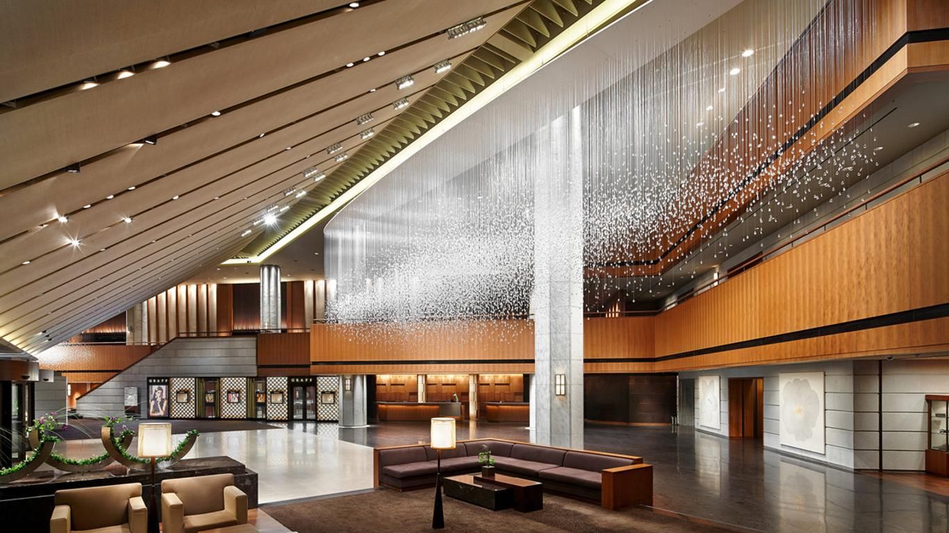Greeting guests with a sparkle, the lobby features a striking chandelier that's the visual focus of the space (Image: Courtesy of The Shilla Seoul)