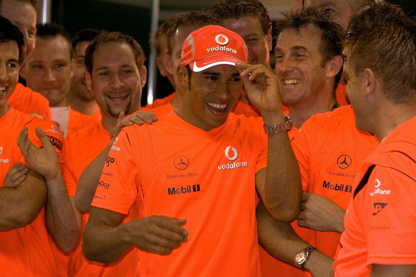 Lewis Hamilton celebrating the F1 World Champion 2008 (Photo: diogo dubiella / Wikimedia Commons)