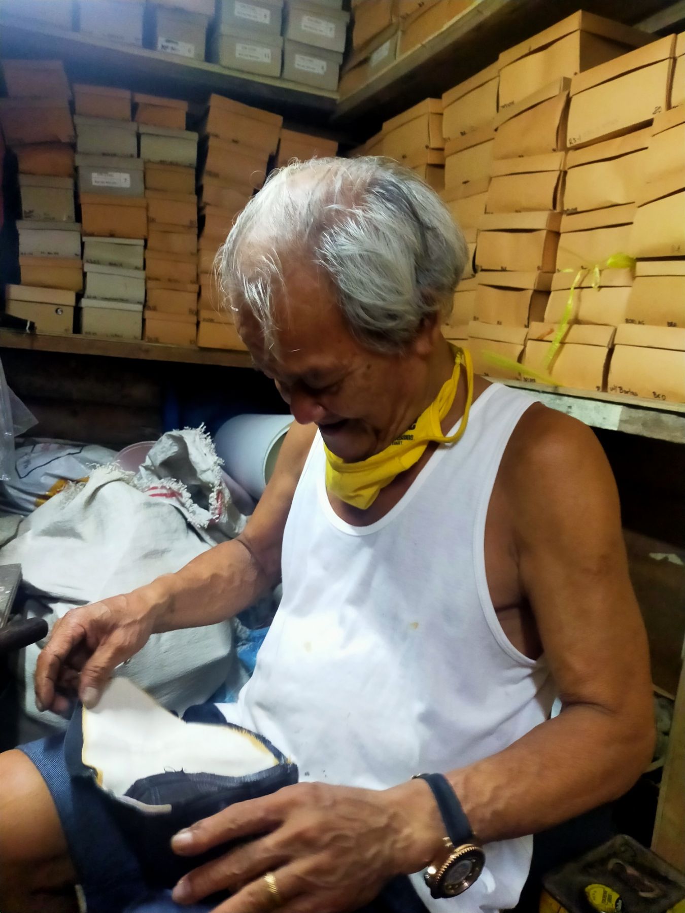Elderly Marikina shoemakers are having a hard time with the Internet (Photo Tatay Oly Shoes/Facebook)