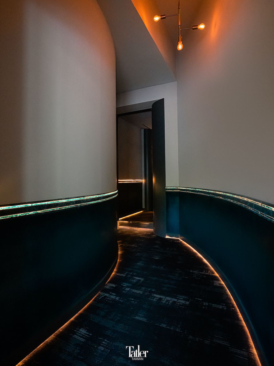 進入餐廳前,得先穿越一道長廊。(Photography by Renan Chung)