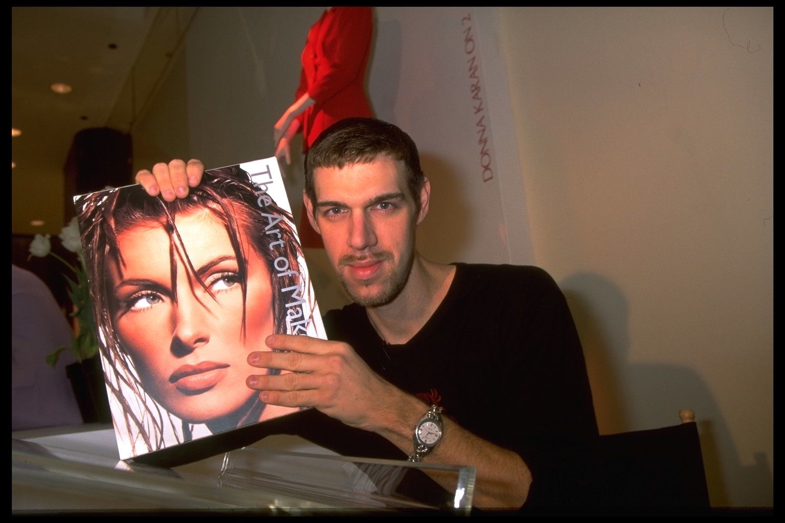 THE MAKE-UP ARTIST KEVYN AUCOIN SIGNING HIS BOOK (Photo by Rick Maiman/Sygma via Getty Images)