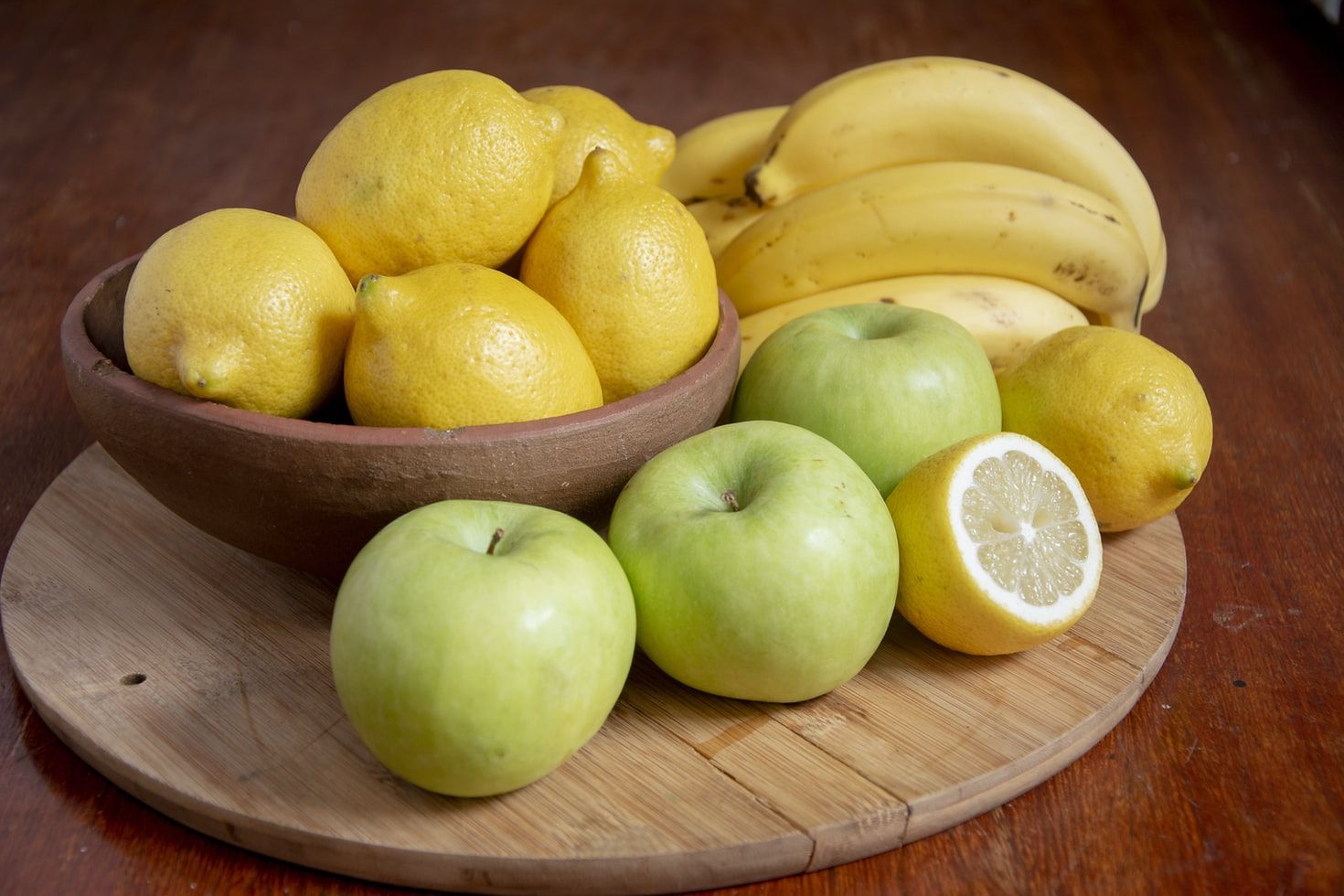 Filipinos put round fruits on the table to prepare for New Year's Eve (Photo: Robson Melo/Unsplash)