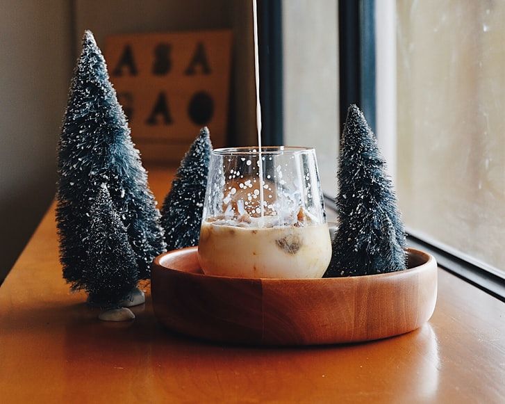 Christmas cocktails are always on table tops (Photo:Dio Septian/Unsplash)