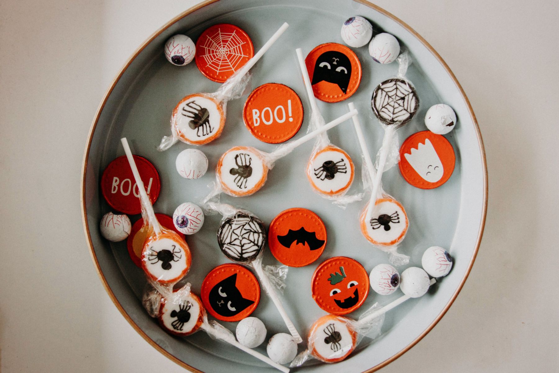 Who could be scared with such adorable Halloween candies to share? (Photo: Pexels)