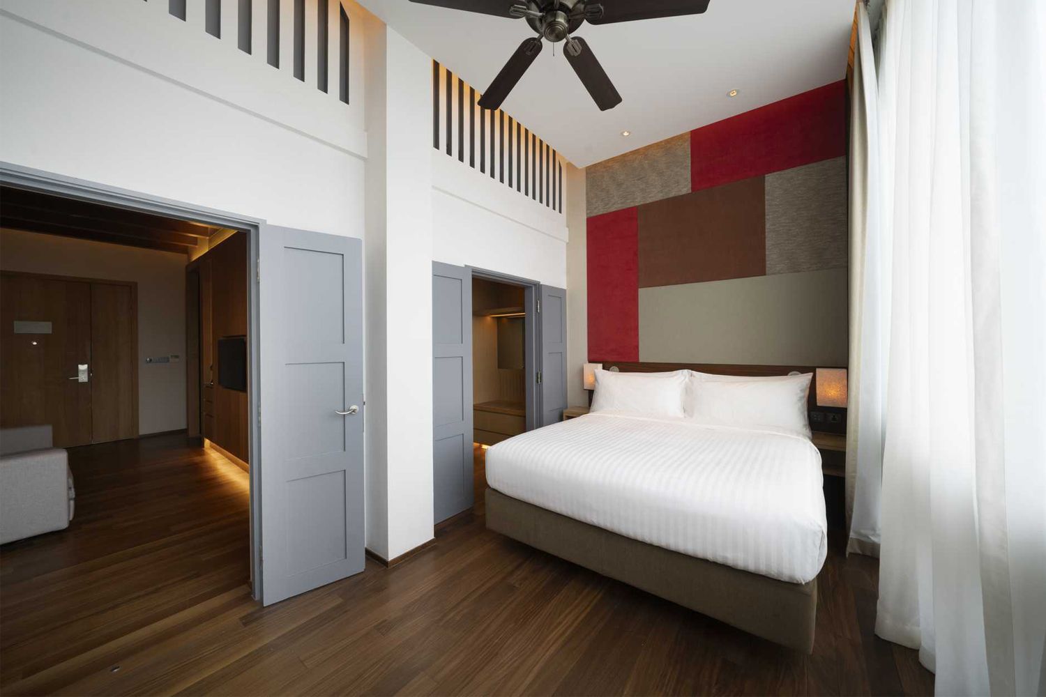 The Junior suite is decorated warmly with wooden panels and muted tones (Image: Oasia Resort Sentosa)