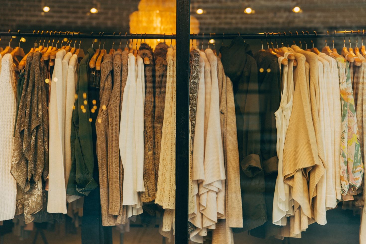 A pile of beige sweaters for the cold (Photo:Hannah Morgan/Unsplash)