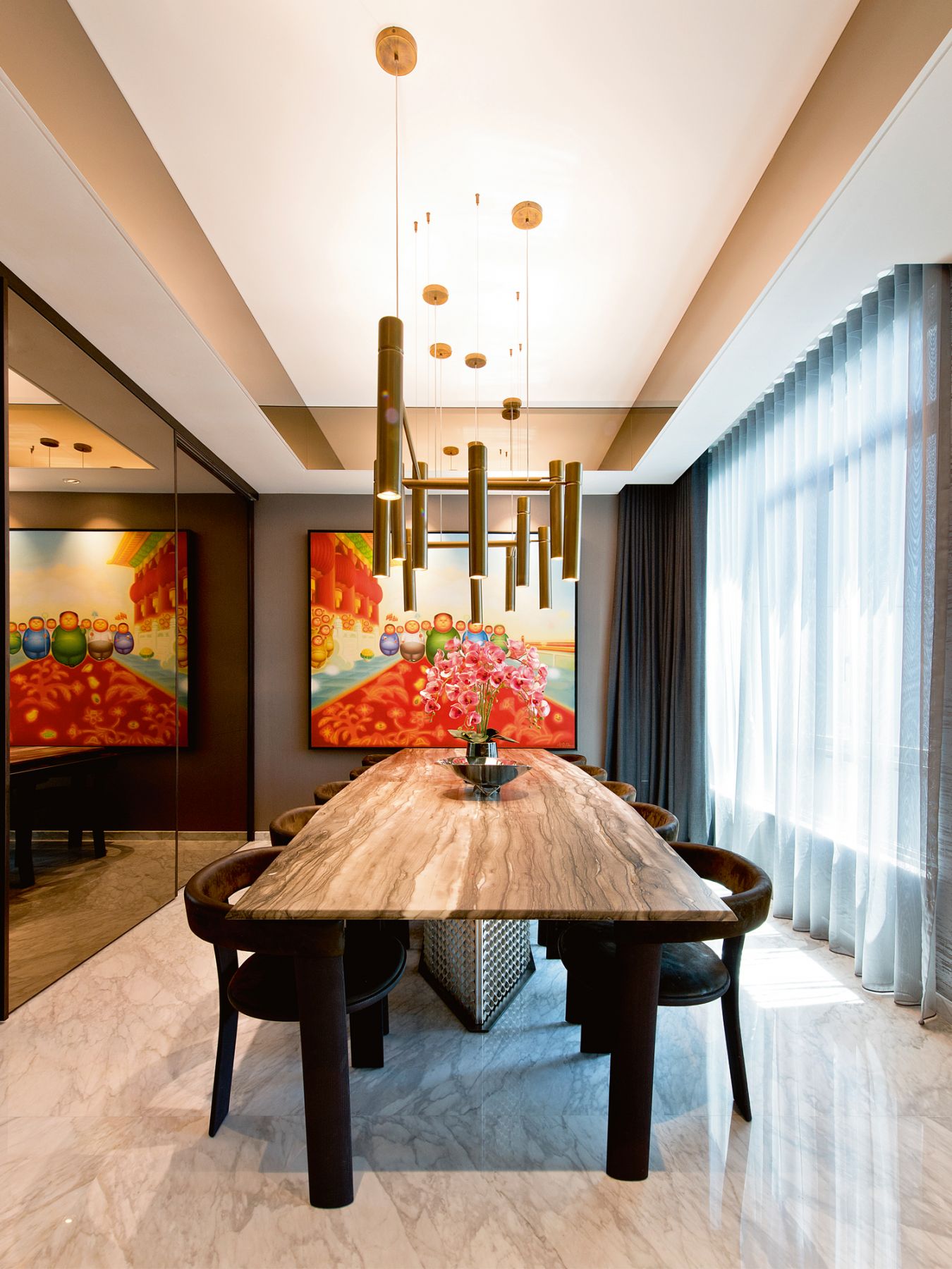 Tinted mirrors expand the sense of space in the dining room
