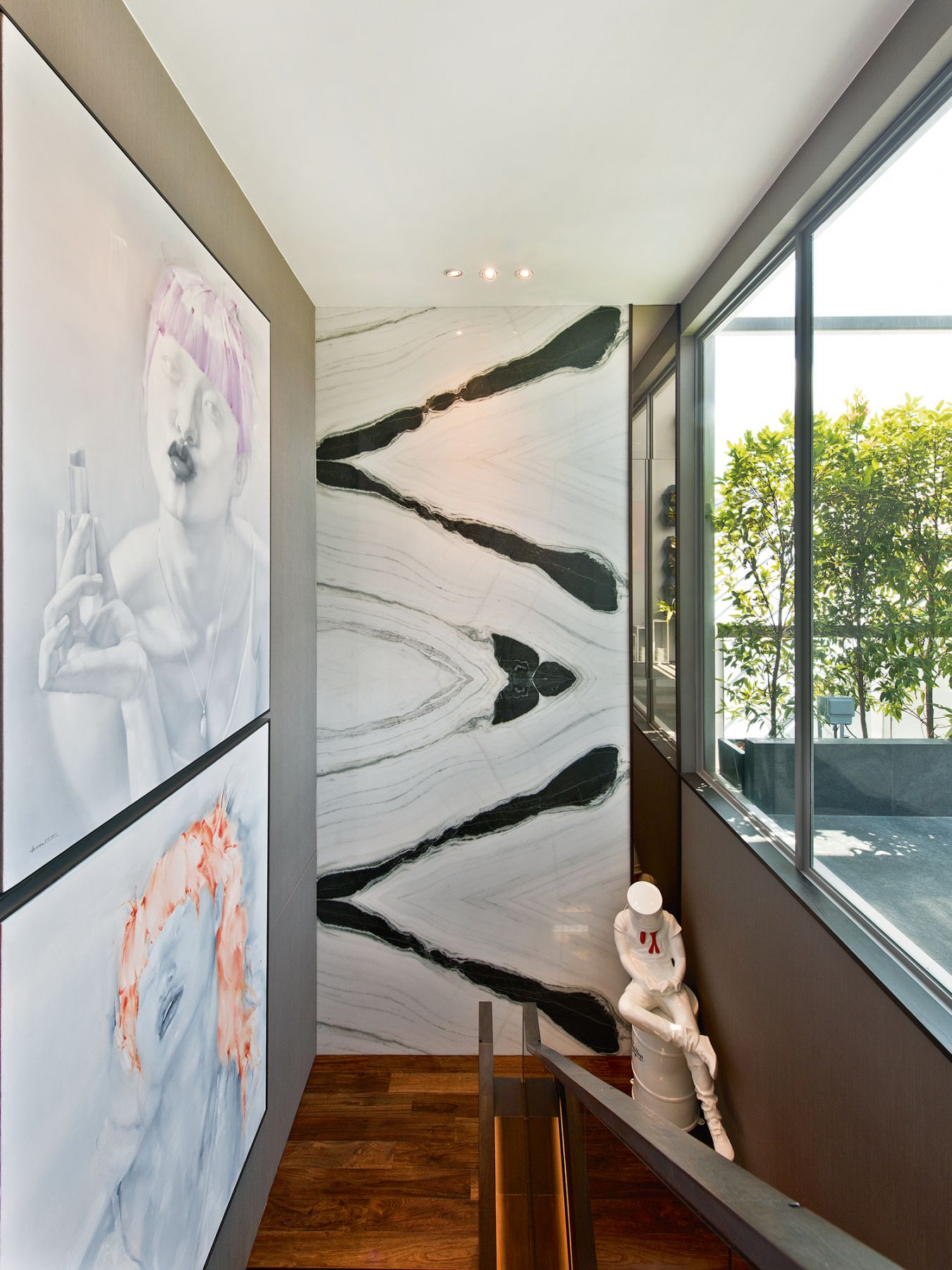 The brushstroke-like veins on this striking feature wall allude to the home’s artistic influences