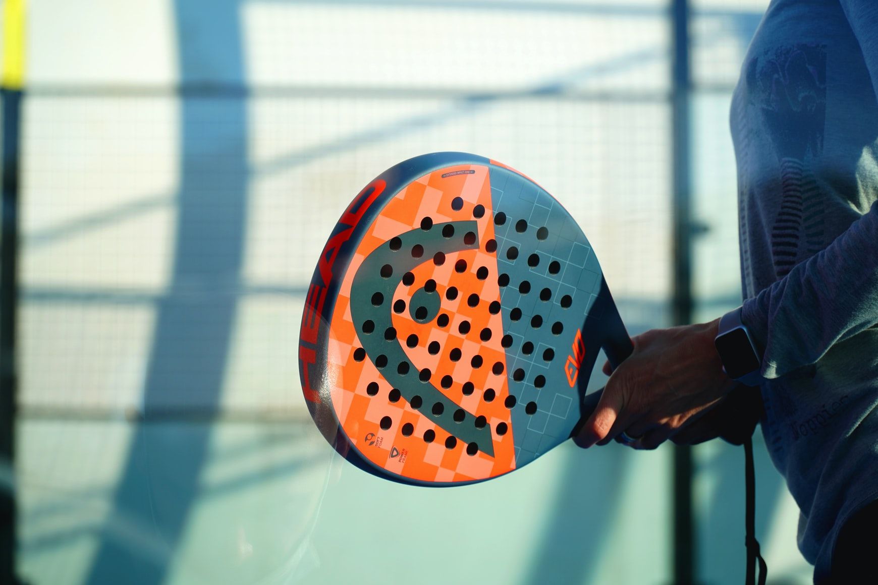 A padel racket (Photo: Manuel Pappacena/Unsplash)