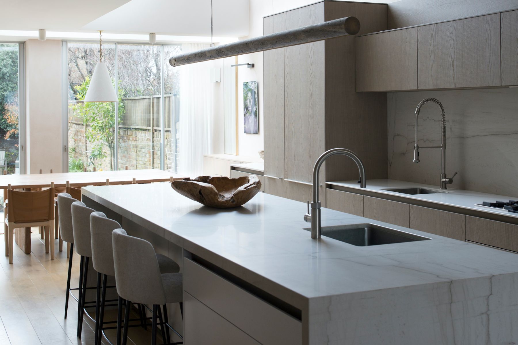 The bespoke kitchen features cross-sawn oak veneer, marble, and touches of satin brass