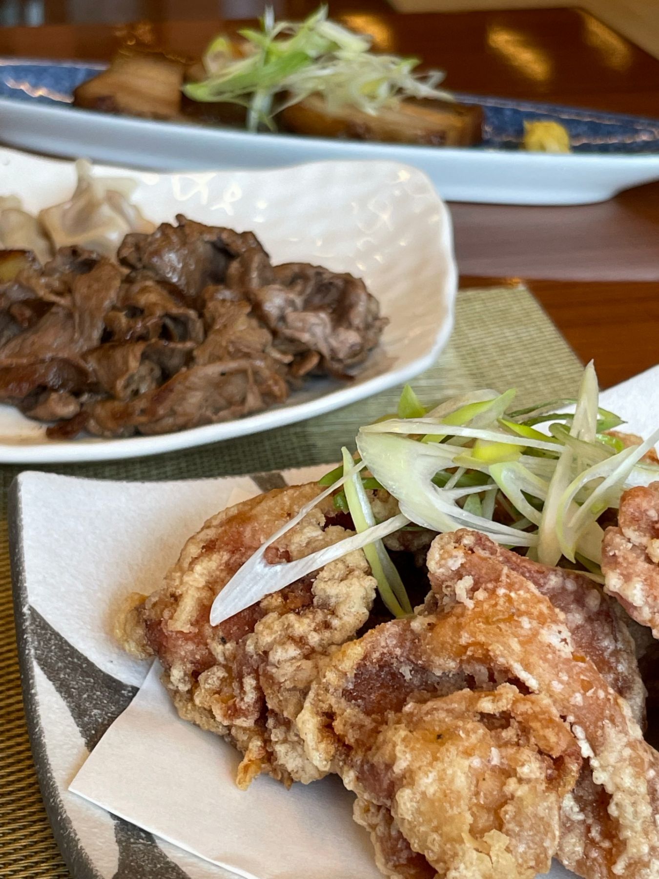 Buta kakuni and crispy chicken from the à la carte menu