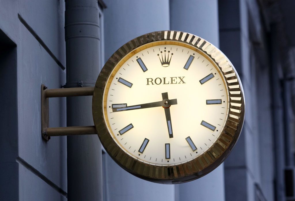 KIEV, UKRAINE - 2021/04/06: Rolex logo of a luxury watch manufacturer is seen on a watch placed over the entrance to their brand store in Kiev. (Photo by Pavlo Gonchar/SOPA Images/LightRocket via Getty Images)