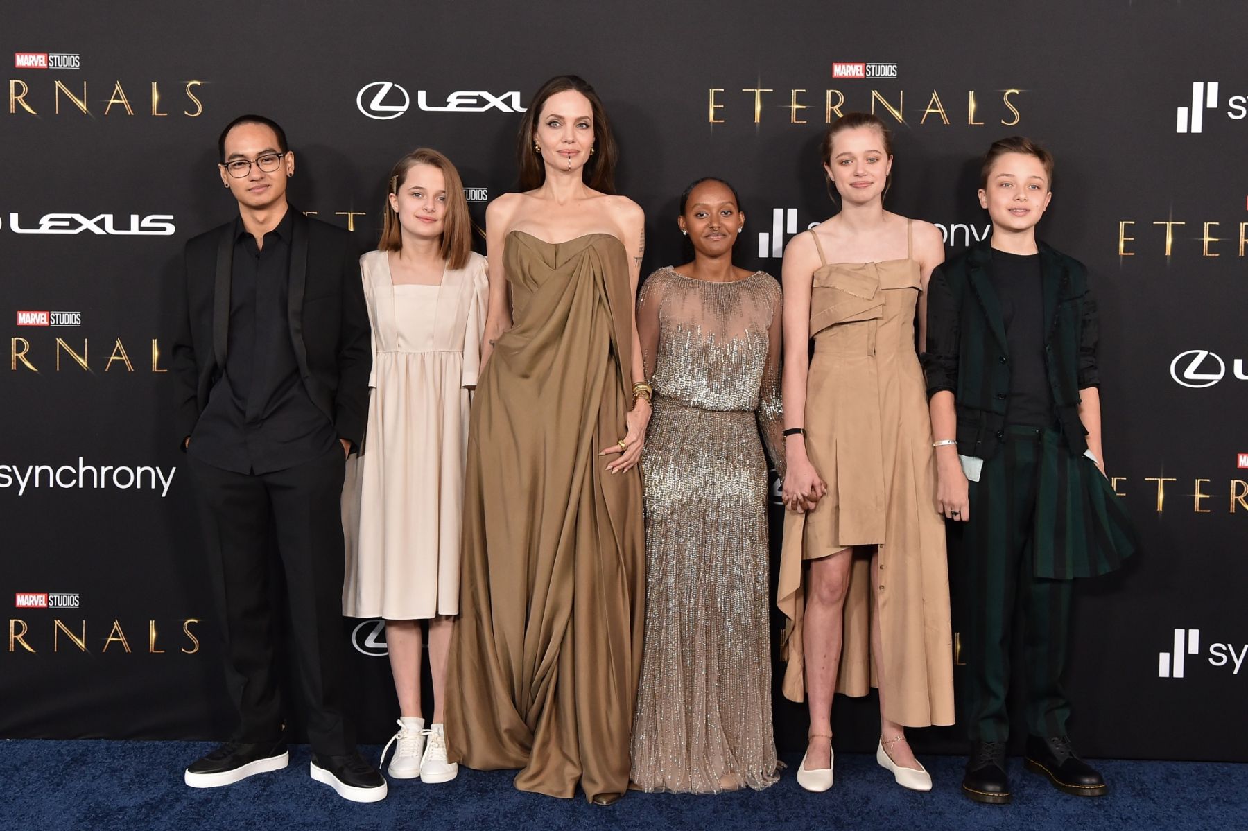 LOS ANGELES, CALIFORNIA - OCTOBER 18: (L-R) Maddox Jolie-Pitt, Vivienne Jolie-Pitt, Angelina Jolie, Knox Jolie-Pitt, Shiloh Jolie-Pitt, and Zahara Jolie-Pitt attend the Los Angeles Premiere of Marvel Studios' "Eternals" on October 18, 2021 in Los Angeles, California. (Photo by Axelle/Bauer-Griffin/FilmMagic)