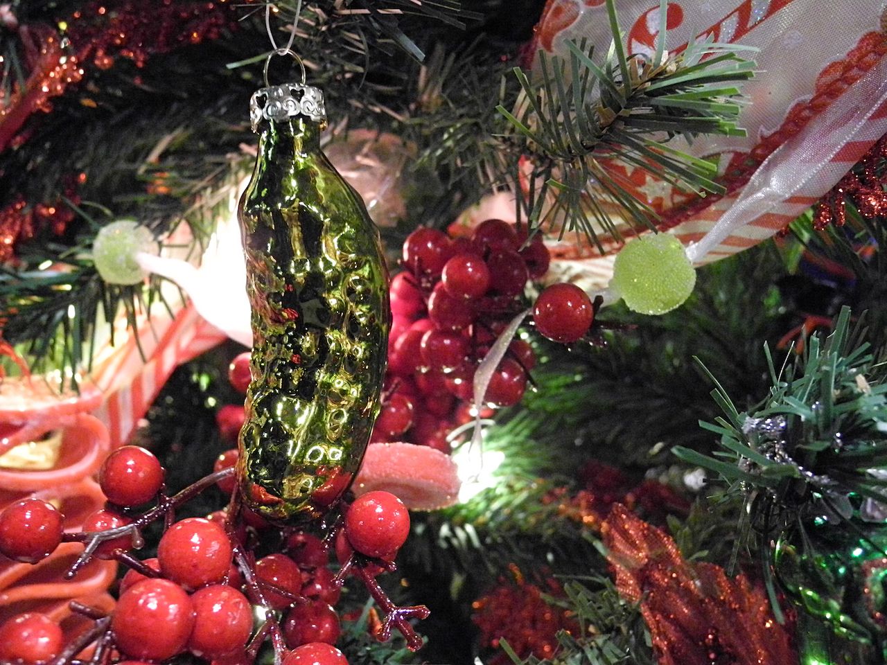 A 'Christmas Pickle' hangs on a Christmas tree in New York, SU, 23 November 2016. People in the United States of America hide the unusual Christmas ornament in the tree. If the children manage to discover it, they receive another present. Photo: Johannes Schmitt-Tegge/dpa | usage worldwide   (Photo by Johannes Schmitt-Tegge/picture alliance via Getty Images)
