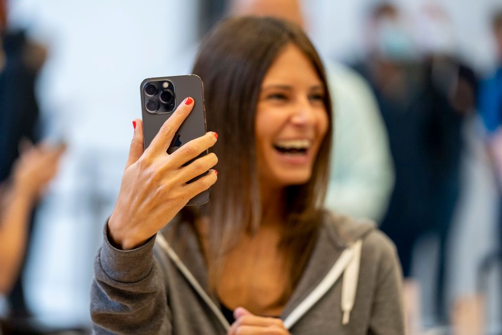LONDON, ENGLAND - SEPTEMBER 24: LONDON, ENGLAND - SEPTEMBER 24: Apple launches the iPhone 13 in the UK at its Regent Street store on September 24, 2021 in London, England. (Photo by Ming Yeung/Getty Images)
