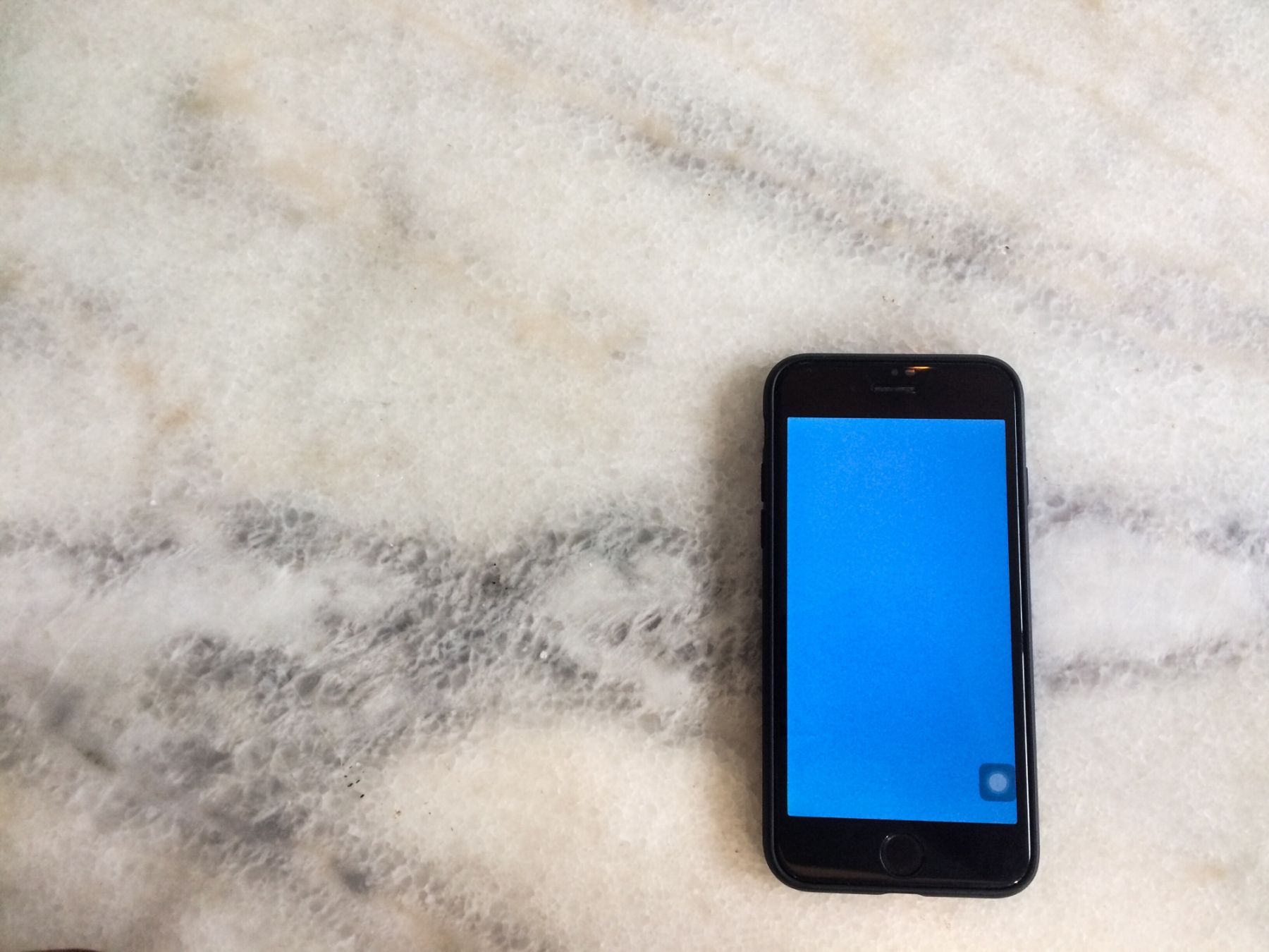 Blue screen in iphone8 on table