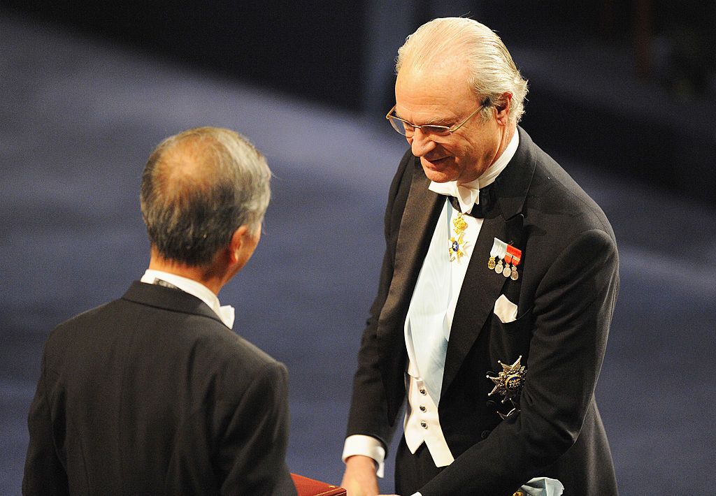 STOCKHOLM, SWEDEN - DECEMBER 10: King Carl XVI Gustaf of Sweden presents the Nobel Prize in Physics to Charles K. Kao during the Nobel Foundation Prize Awards Ceremony 2009 at the Concert Hall on December 10, 2009 in Stockholm, Sweden. (Photo by Pascal Le Segretain/Getty Images)