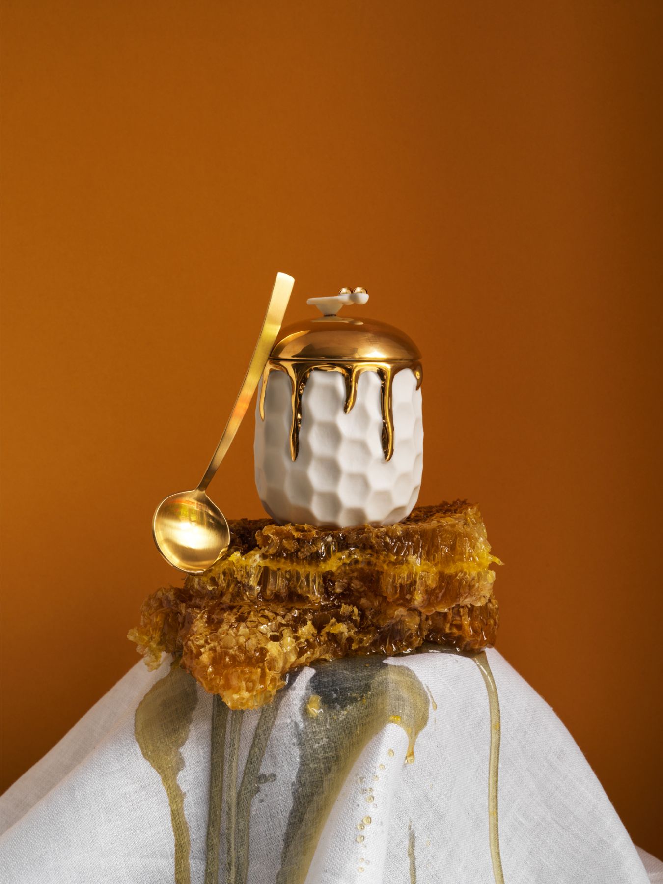 L’objet Beehive honey pot and spoon, from Strange & Deranged