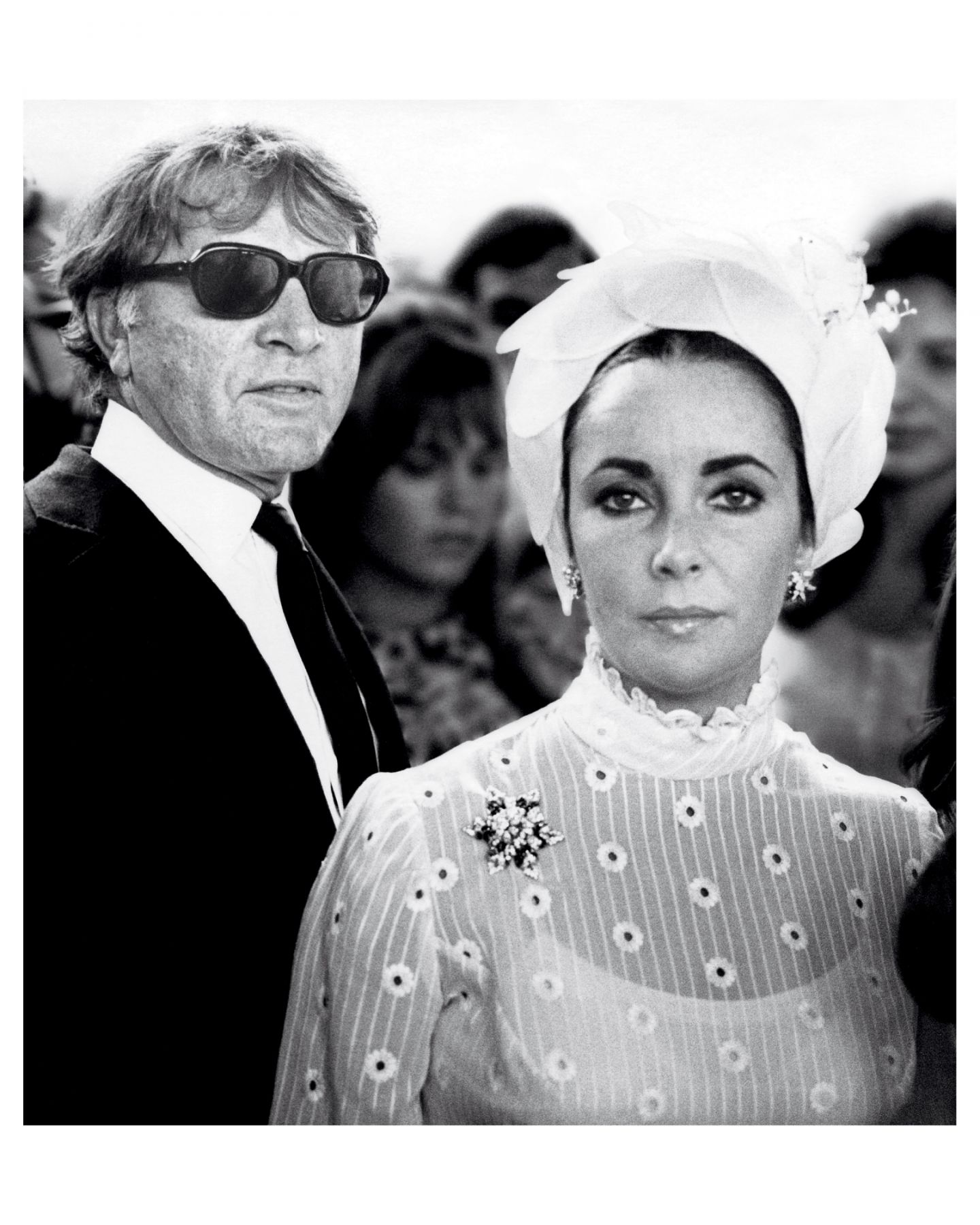 Elizabeth Taylor 佩戴 Jean Schlumberger 所設計的 Fleur de Mer 藍寶鑽石胸針 by Tiffany & Co.