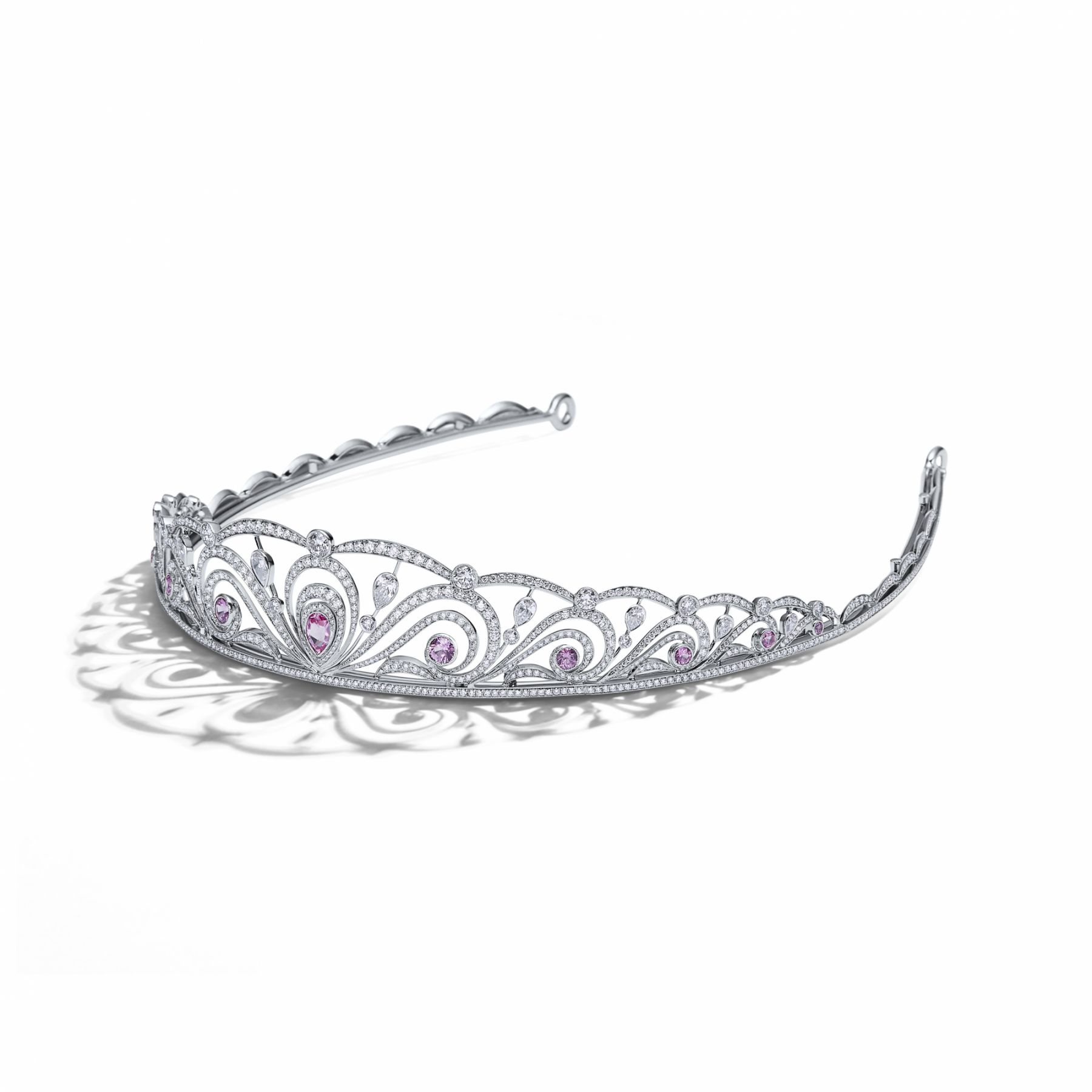 Tiffany 高級珠寶系列鉑金鑲嵌粉紅剛玉與鑽石冠冕。圖/Tiffany & Co.