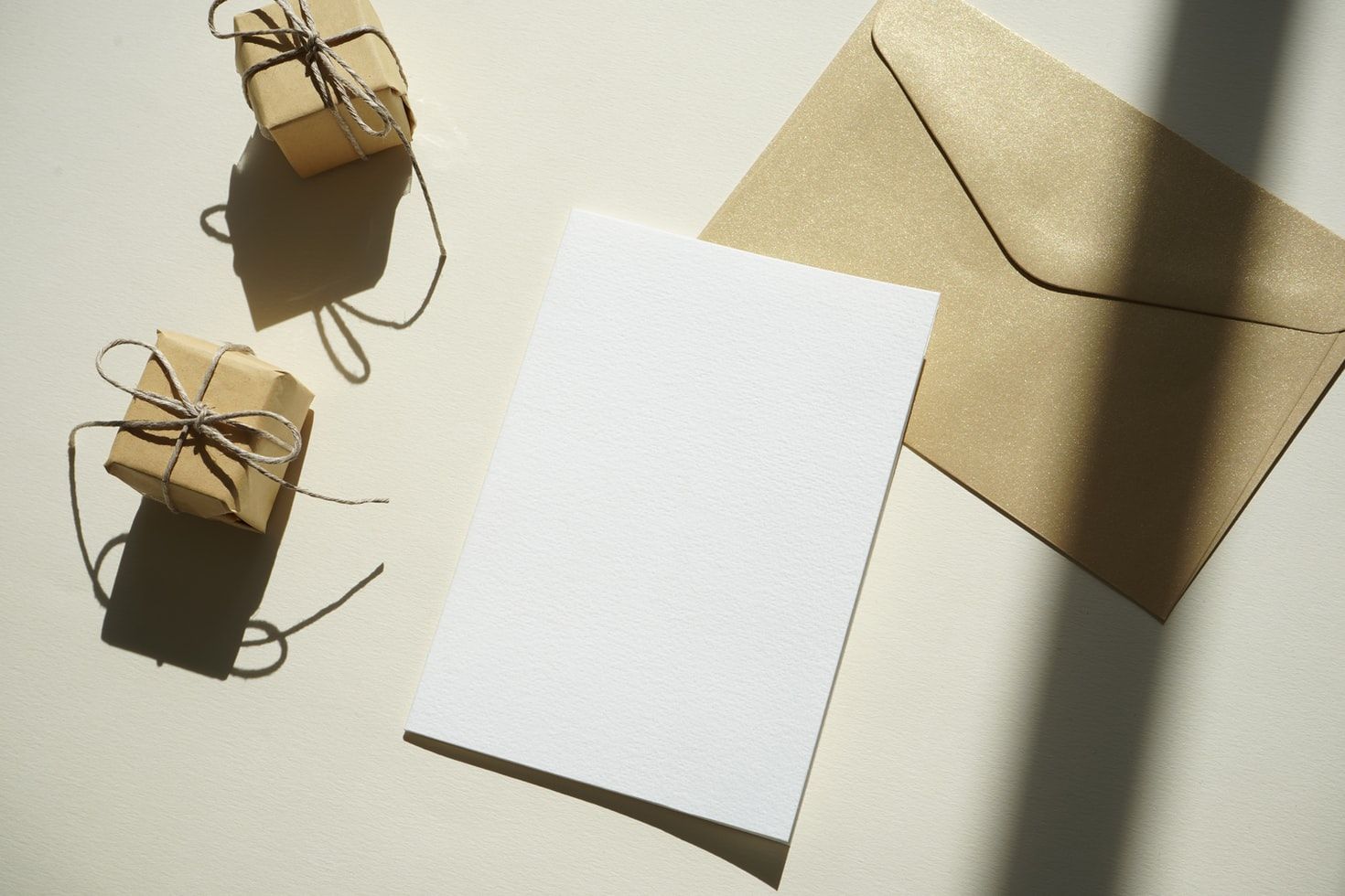 Put gift cards on your special wrapper (Photo: Mediamodifier/Unsplash)