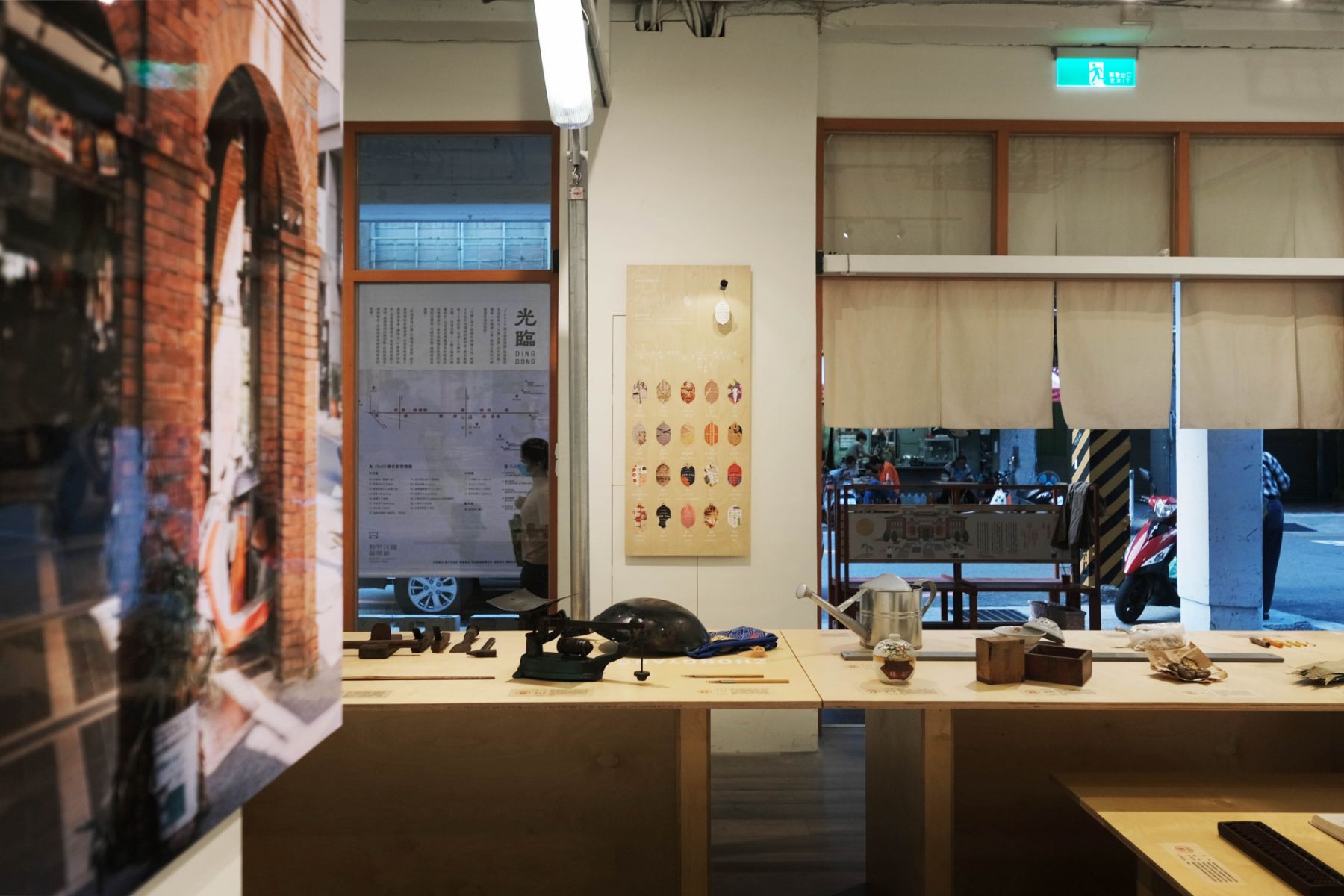 由攝影師Ding Dong為本展記錄光臨的創作瞬間與舊城時光,拍下中央路擁有新竹市生活上的歷史切片,用視覺來收藏回憶。圖片提供:生活起物 googoods design