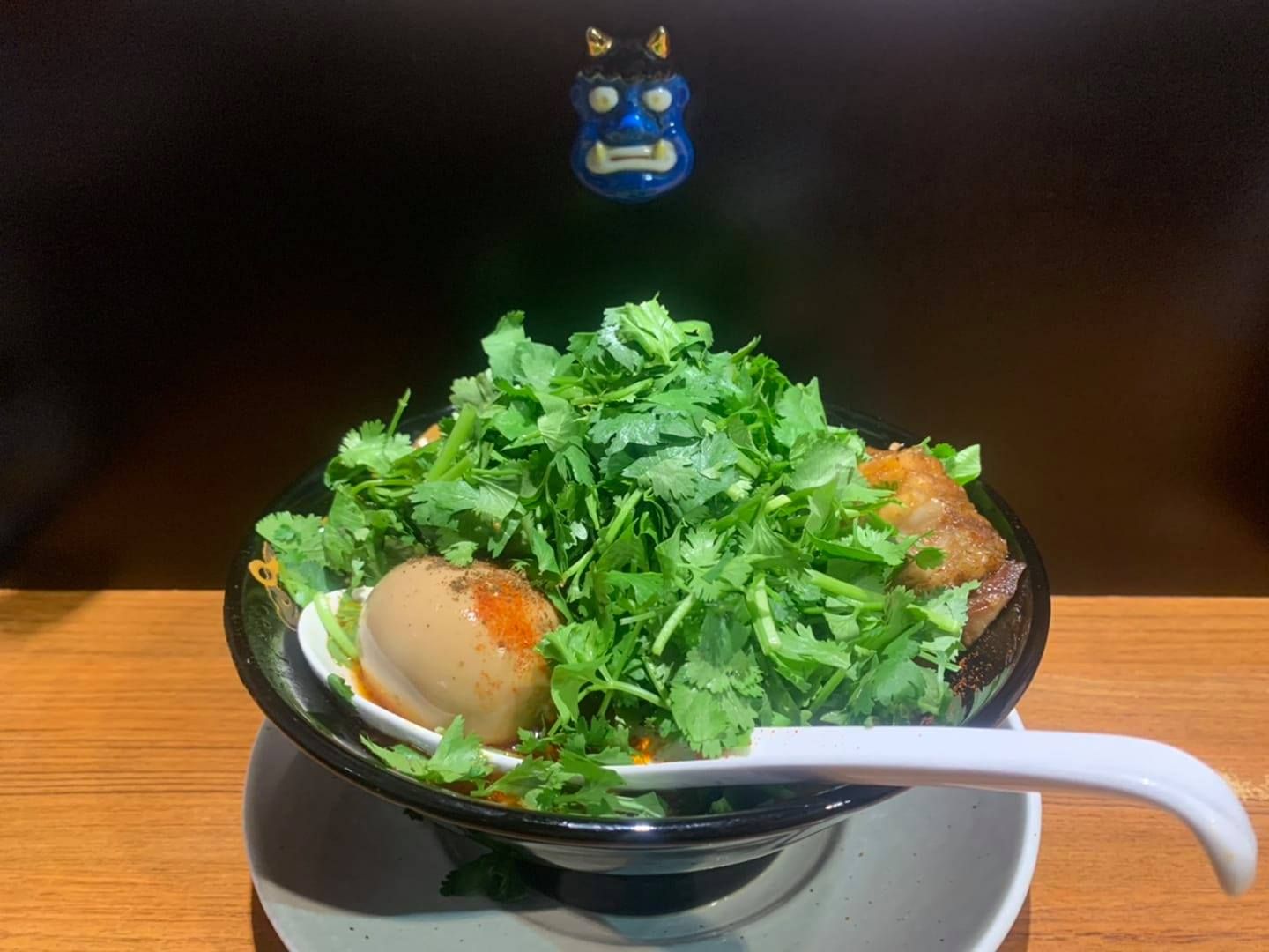 鬼金棒曾經貼出滿滿香菜的拉麵，被網友開玩笑說是邪教。