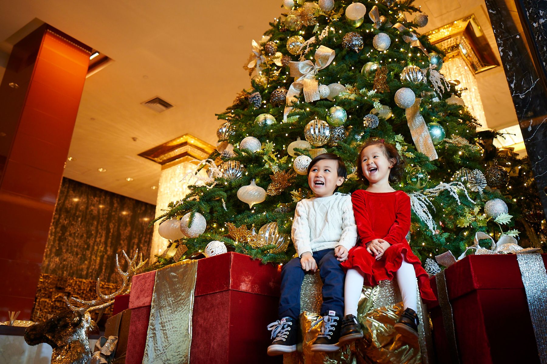 Mandarin-Oriental-Hong-Kong-Festive-Season-The-Lobby-Children