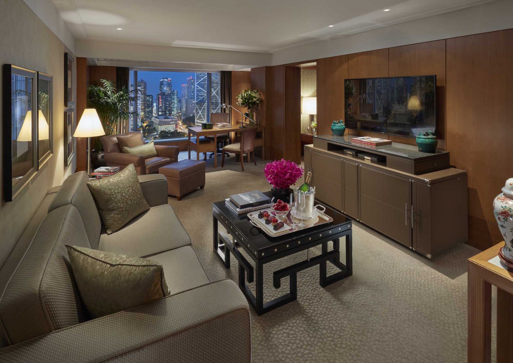 Mandarin-Oriental-Hong-Kong-Hotel-Suite-City-View