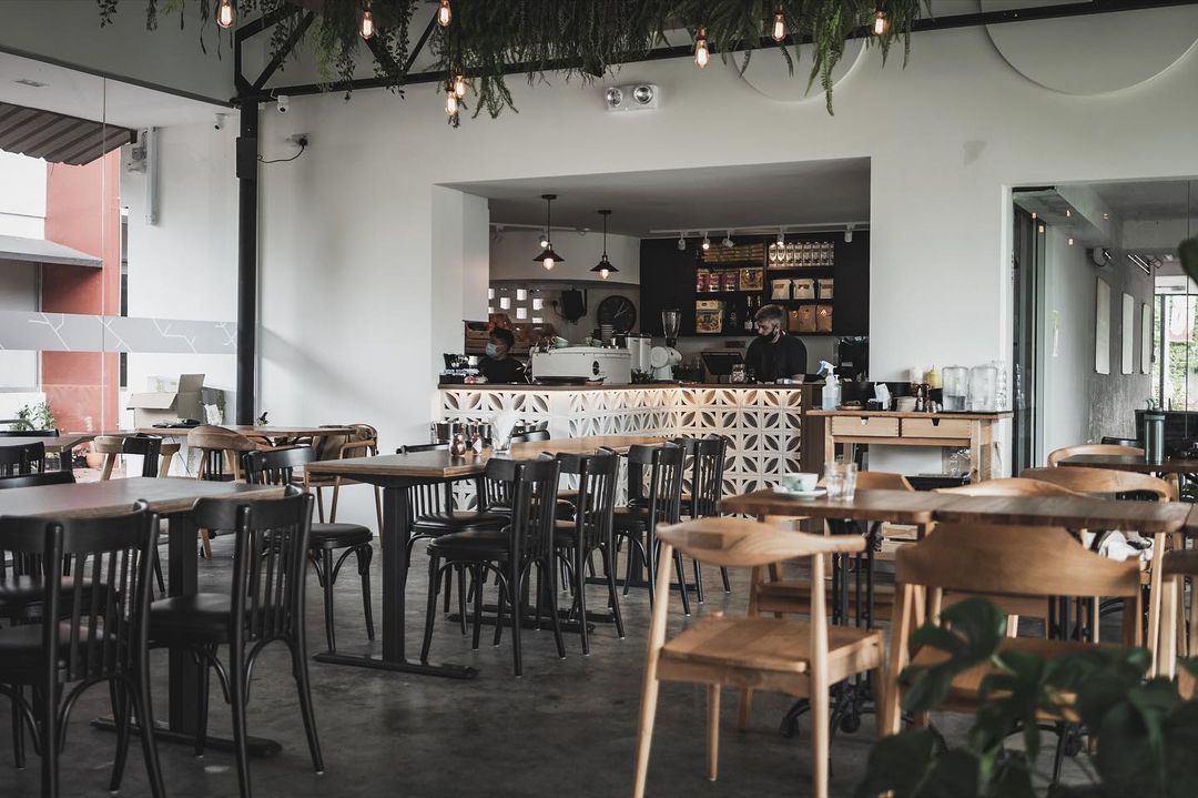 The green plants add vibrance to the dark wood accents (Image: The Brewing Ground)