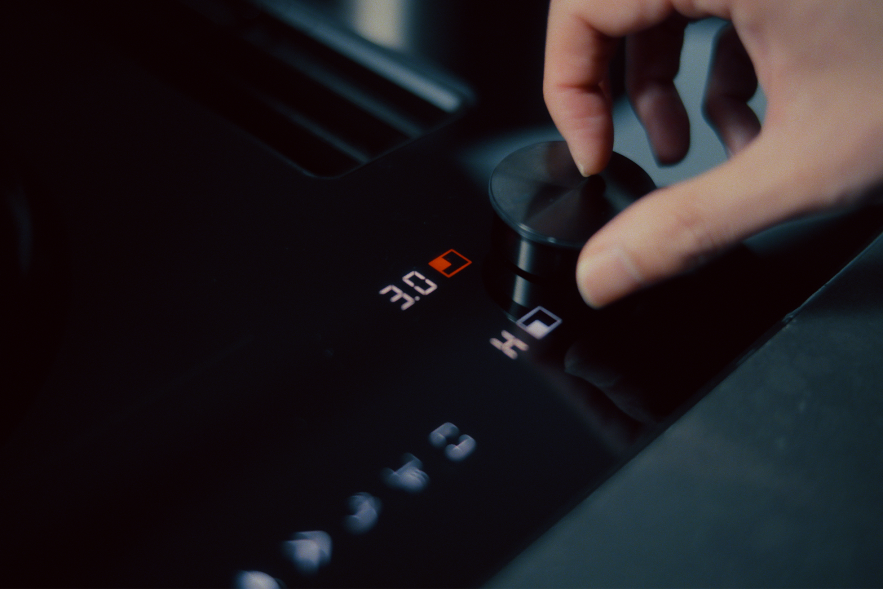 The Gaggenau flex induction cooktop 200 series features the Twist-Pad control with a removable magnetic knob