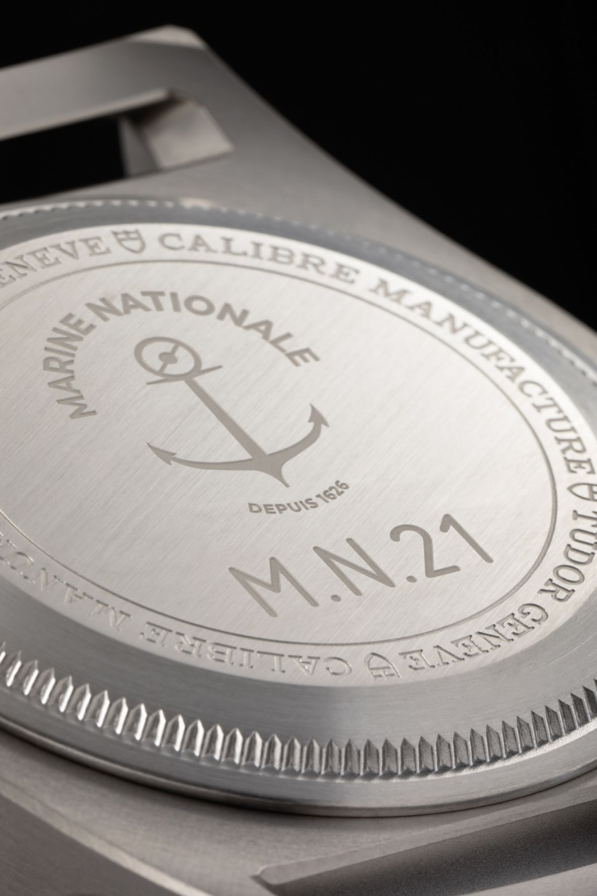 特別鐫刻了「M.N. 21」代表法國海軍第一彈及其縮寫。Photo via Tudor