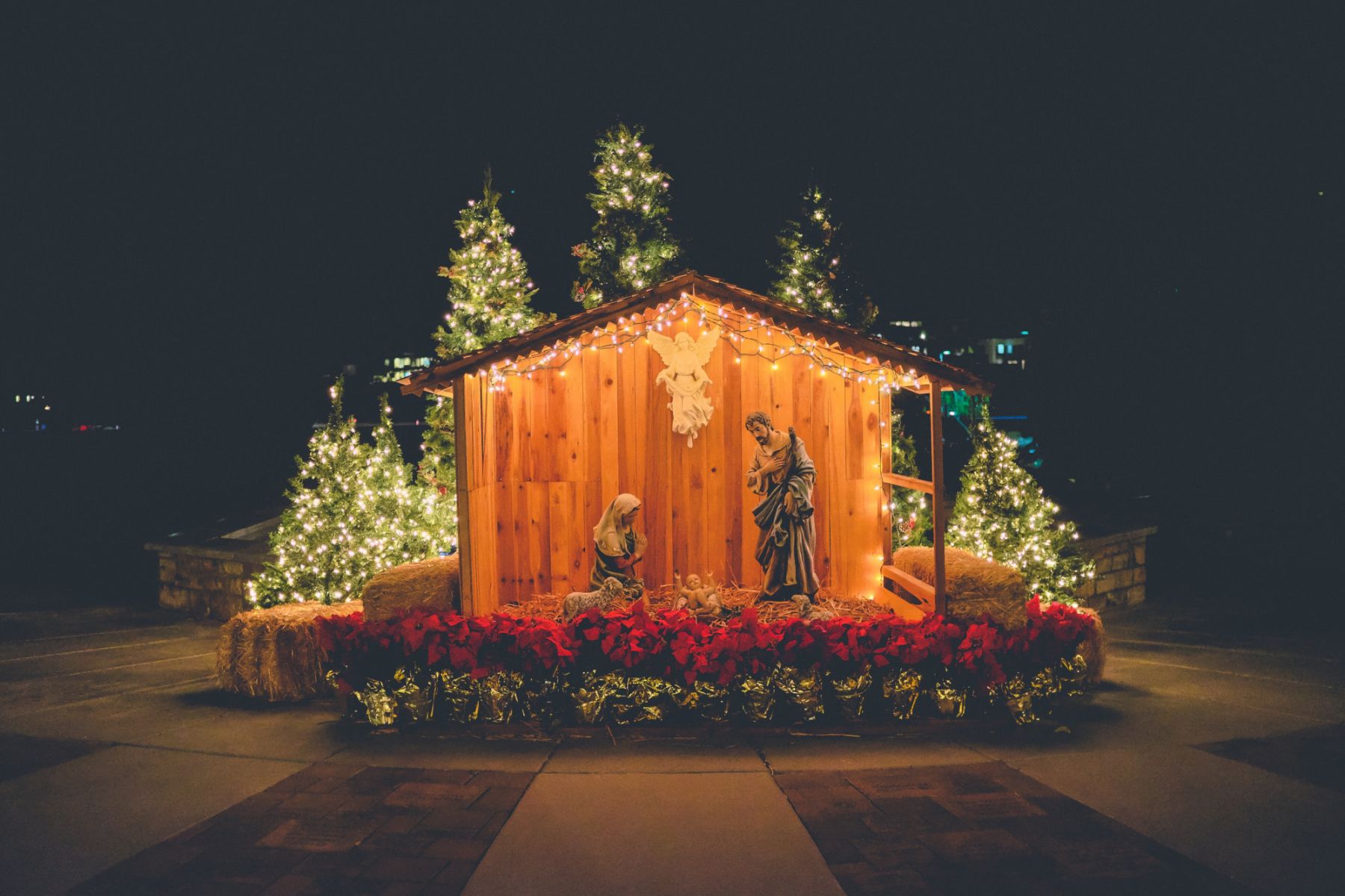 The holy trinity in the manger (Photo: NeONBRAND/Unsplash)