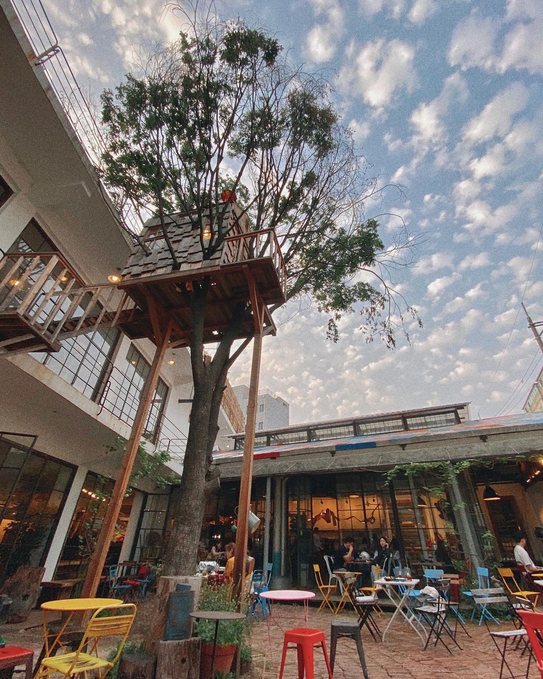 The large treehouse structure outdoors is a popular photo spot with customers (Image: Grandpa Factory/@grandpa.factory)