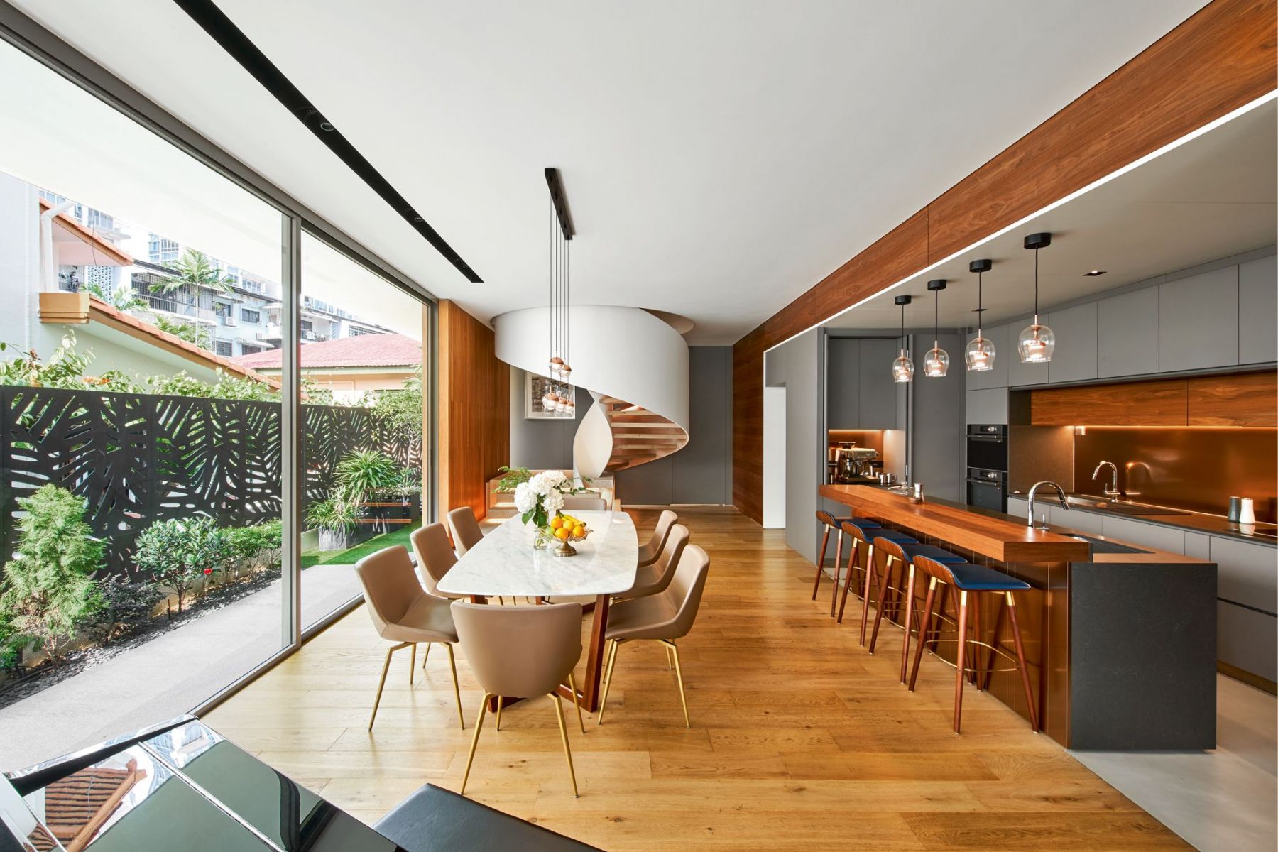 The spiral staircase is the focal point of the living room (Photography: Jasper Yu)