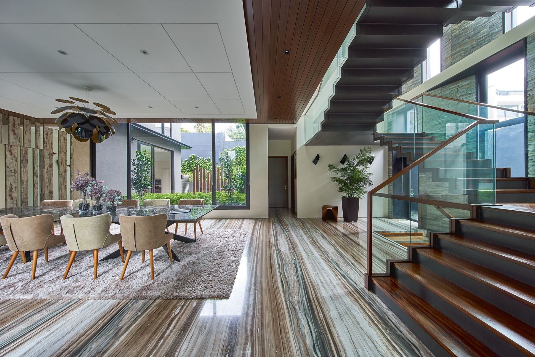 Pockets of greenery are visible throughout the house (Photography: Jasper Yu)