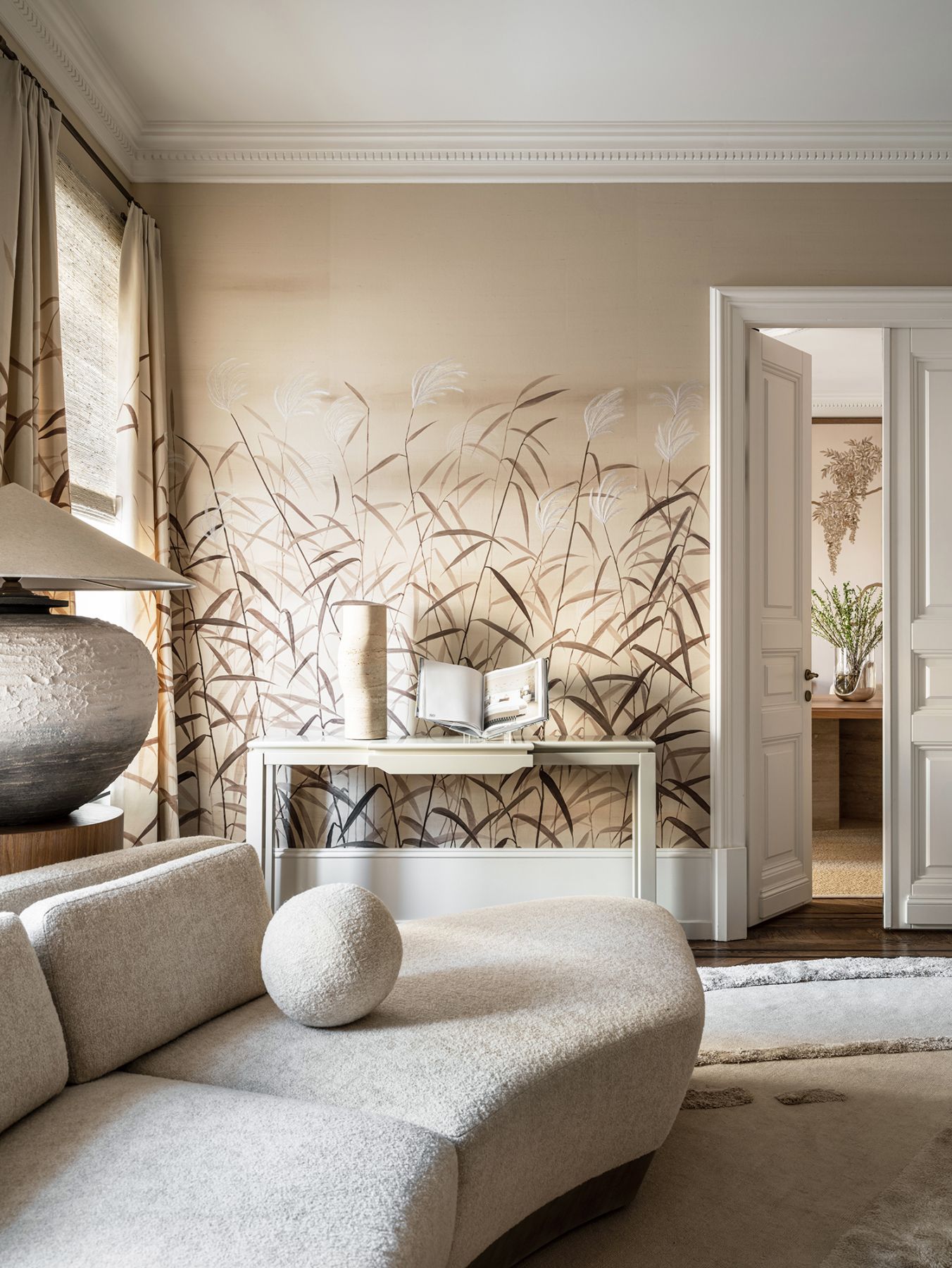 The neutral-toned colour palette helps to create a restful atmosphere that's easy on the eyes