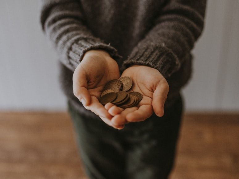 Christmas aguinaldo can come in the form of money or gifts (Photo: Annie Spratt/Unsplash)