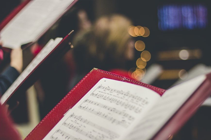 Filipinos hop from one house to another to sing their hearts out on Christmas (Photo: David Beale/Unsplash)