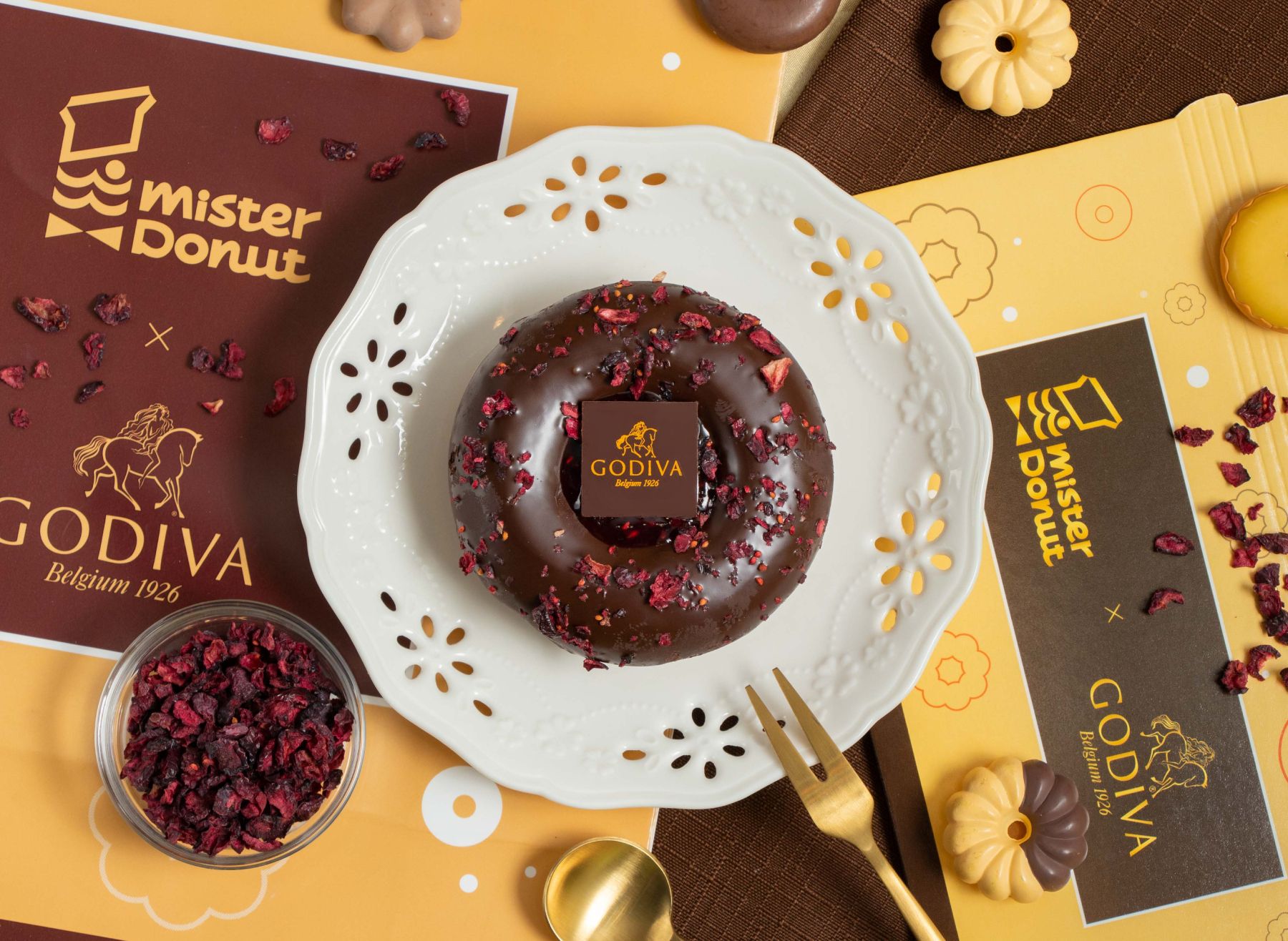 Mister Donut與GODIVA合作聯名的巧克力甜甜圈。圖/FB@Mister Donut