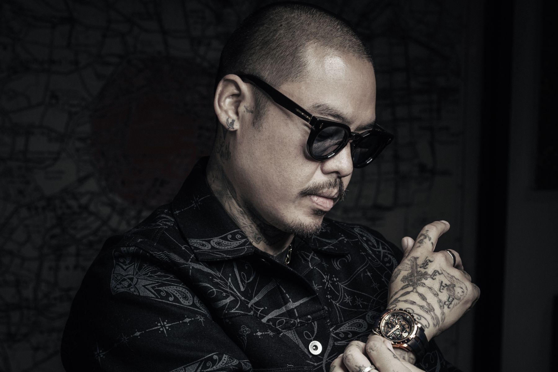 Brian Woo (aka Dr Woo) donning the Roger Dubuis Excalibur Dr Woo Monotourbillion