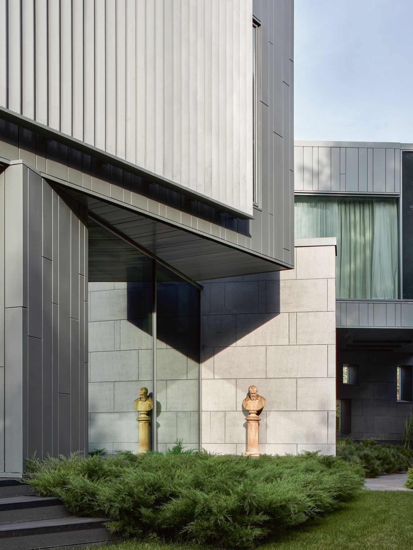 The outward-facing faceted facade and courtyards facilitate an interaction between the landscape and the architecture