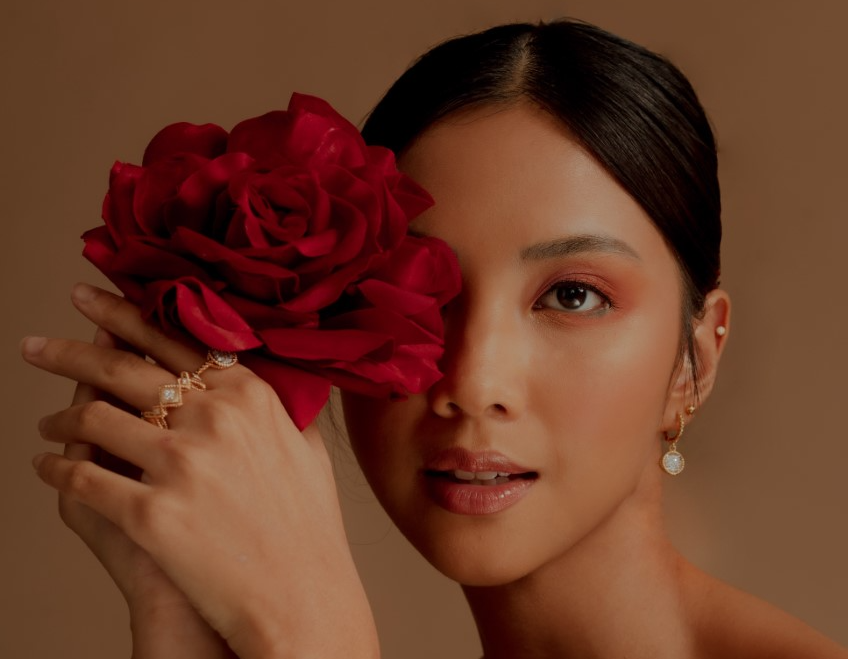 Glam up with these beauty items from Rustan's The Beauty Source (Products from Laura Mercier: Caviarsticks – magenta, turquois Powder Eye shadow – ginger Flawless Lumiere Foundation TLSP Glow and Original Lip Glace)