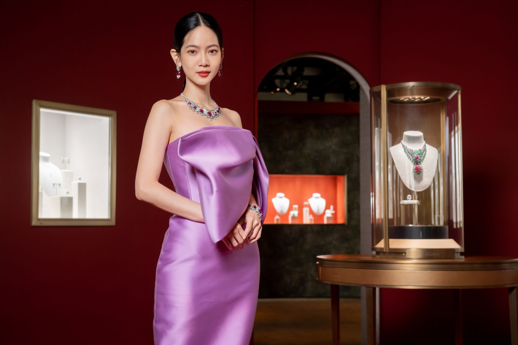 品牌摯友曾之喬配戴LEITMOTIV紅碧璽項鍊、LEITMOTIV紅碧璽耳環及手環為Cartier站台。Photo via Cartier