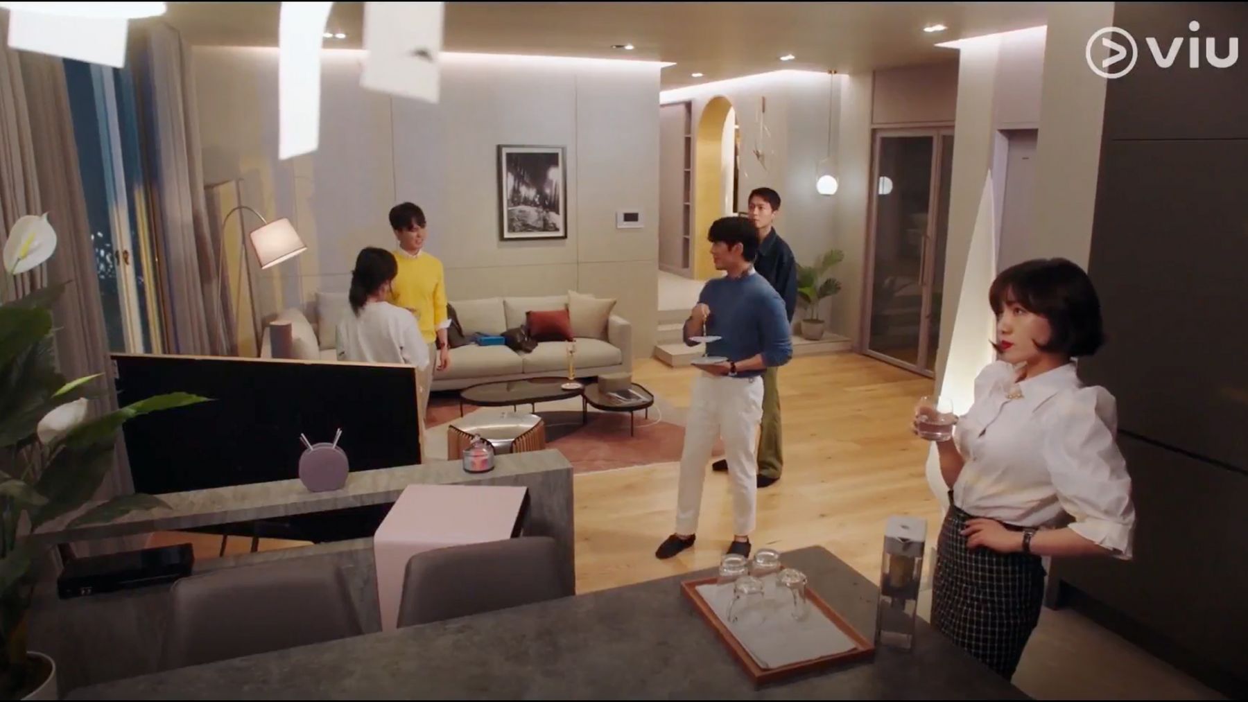 Ha Yeong-eun's living room is furnished impeccably