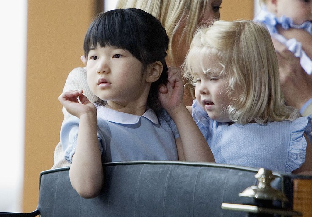 APELDOORN, NETHERLANDS - AUGUST 18: (L to R) Princess Aiko of Japan and Princess Amalia of the Netherlands pose for photographers during a photocall at the Dutch Royal Palace, during their summer holiday, on August 18, 2006 in Apeldoorn, Netherlands. (Photo by Michel Porro/Getty Images)