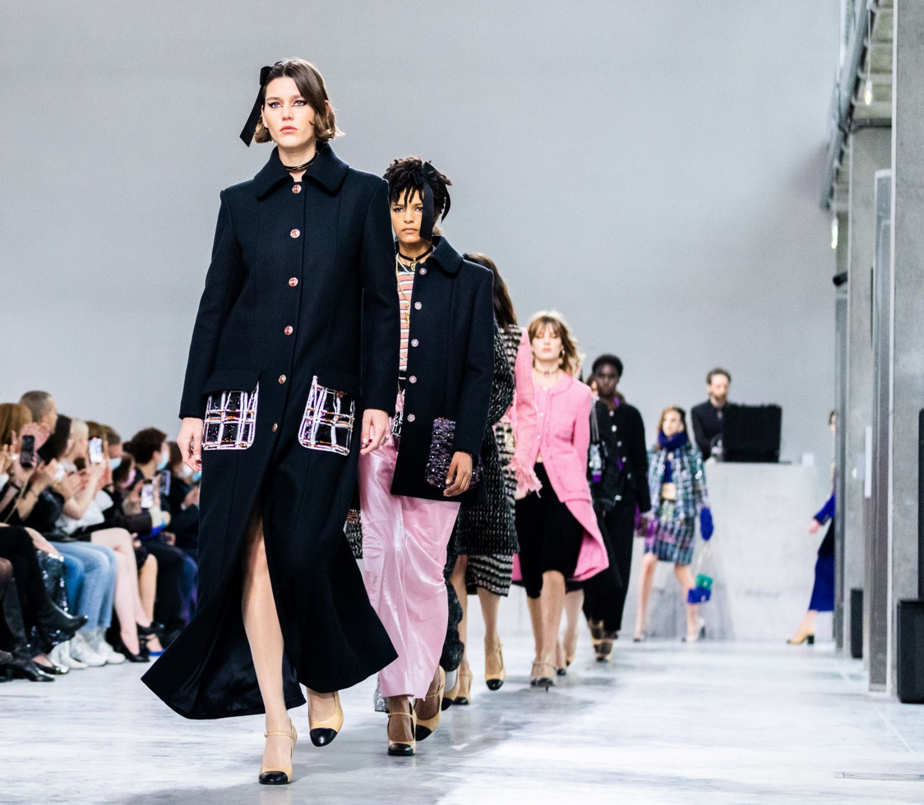 香奈兒2021/22 Métiers d’art工坊系列,集結8間工坊工藝的集大成之作!為全新「le19M」工坊總部盛大揭幕