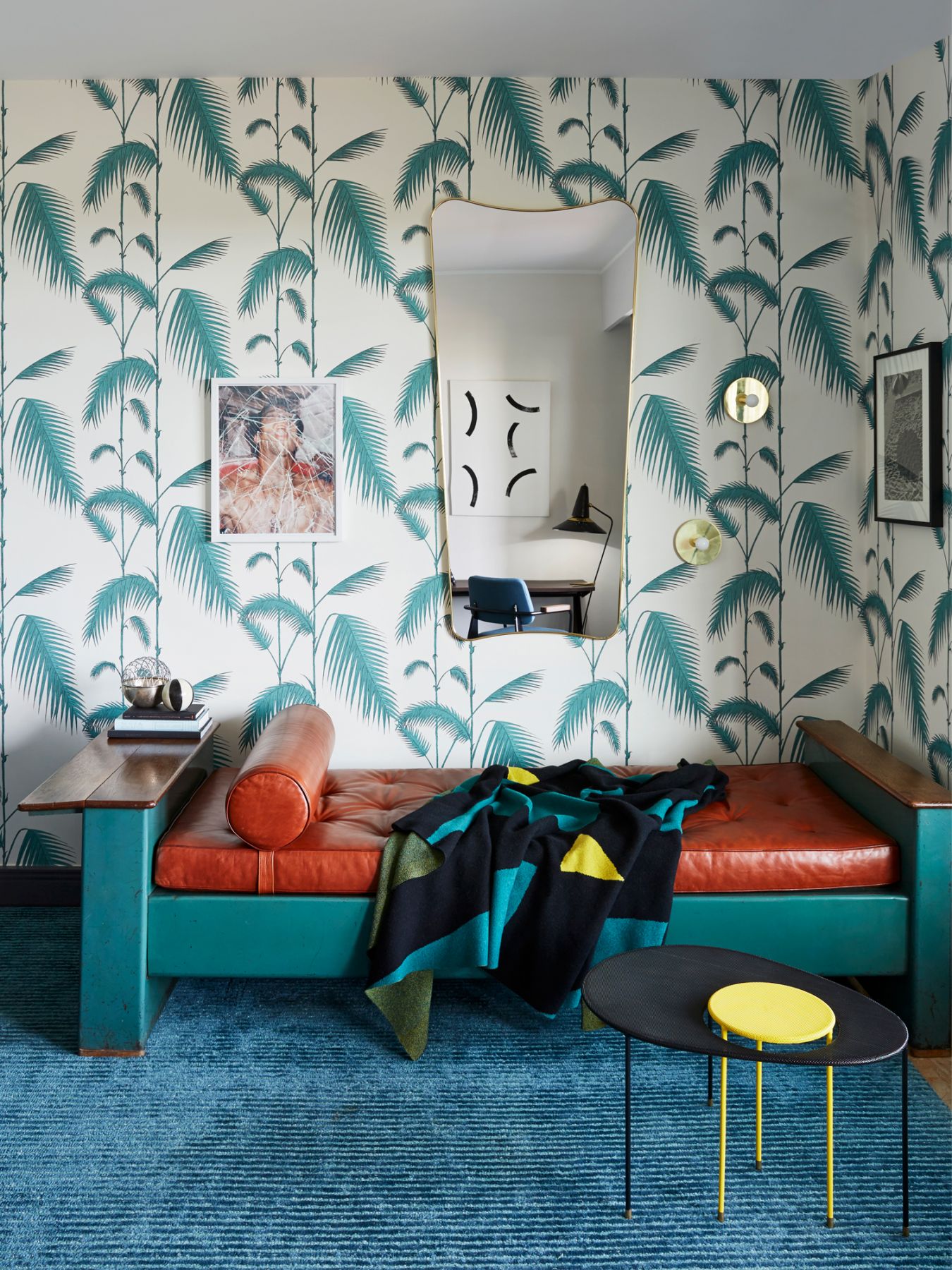 This wallpaper with tropical motifs bring colour into the room